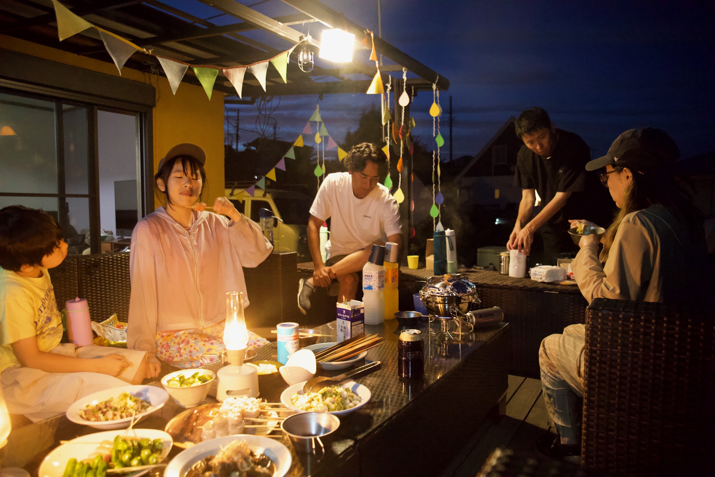 夕食を囲む参加者