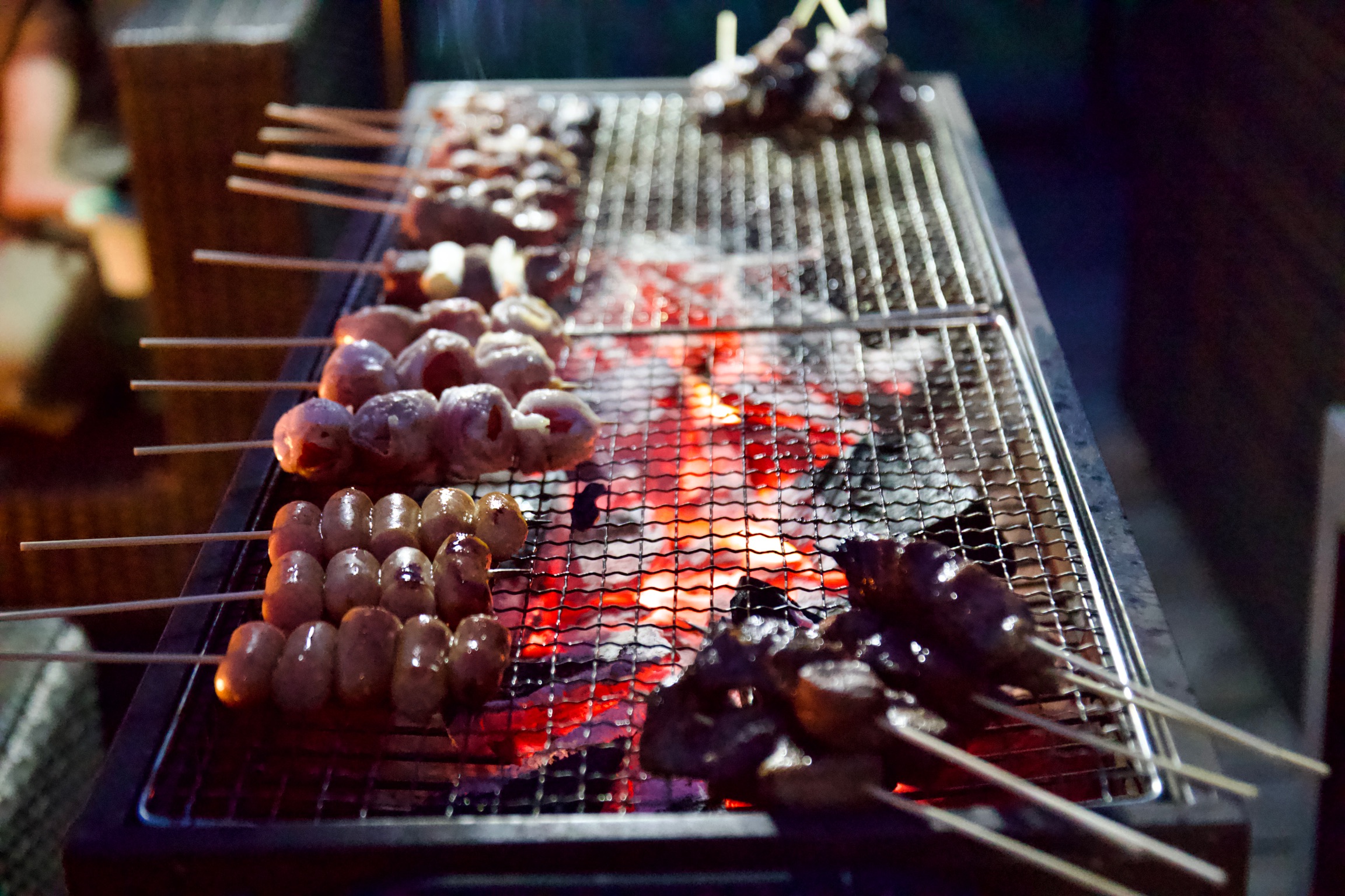 炭火で焼かれる焼き鳥